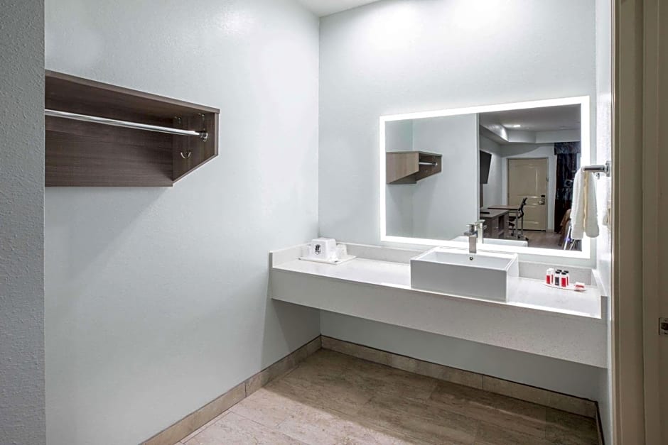Super 8 by Wyndham Humble/Houston