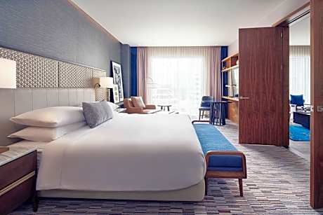 Junior suite with Concierge lounge access and 1 King