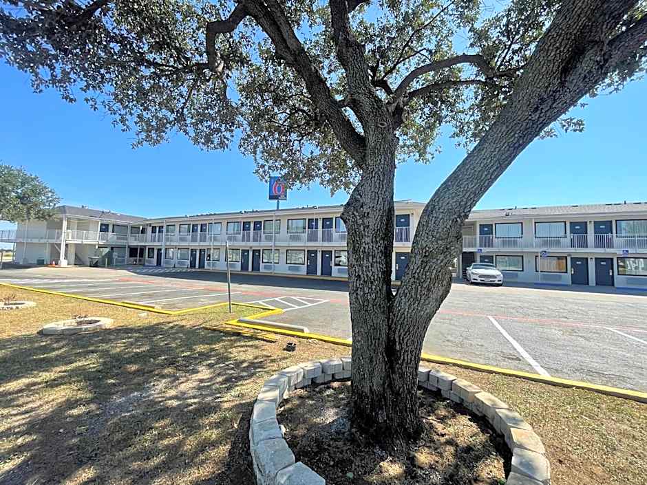 Motel 6 Denton, TX - UNT