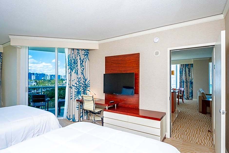 TRUMP INTL 2 BEDROOM APARTMENT 1600 Sqf Ocean and Bay View