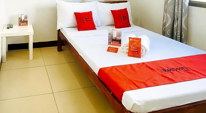 RedDoorz @ El Cuarto SRP Talisay