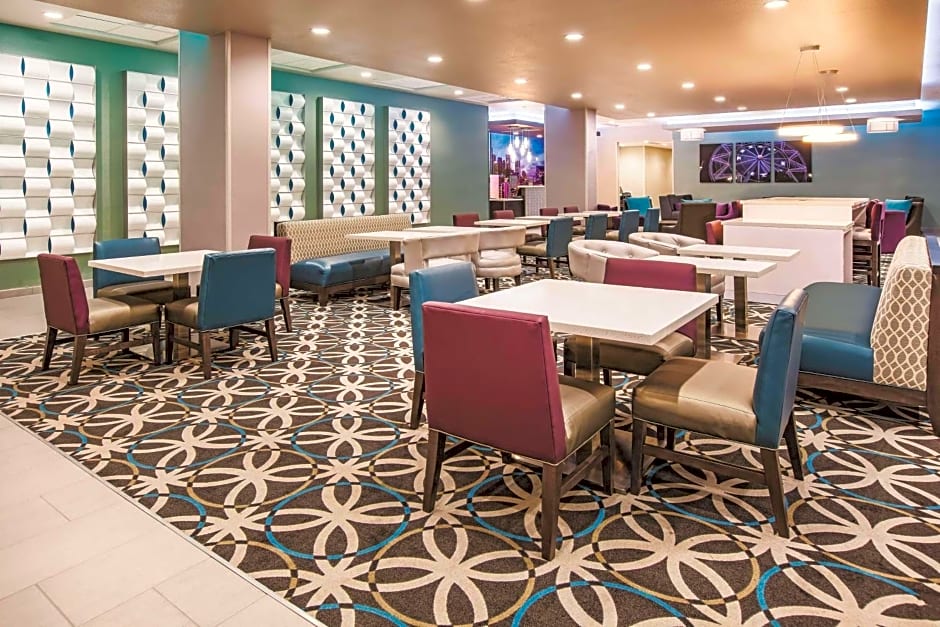 La Quinta Inn & Suites by Wyndham Dallas Plano - The Colony