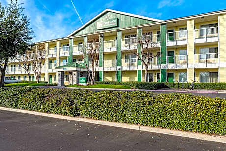 HomeTowne Studios Fresno - West