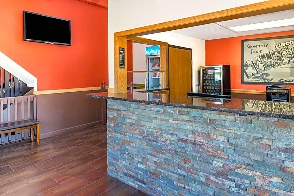 Super 8 by Wyndham Lincoln West