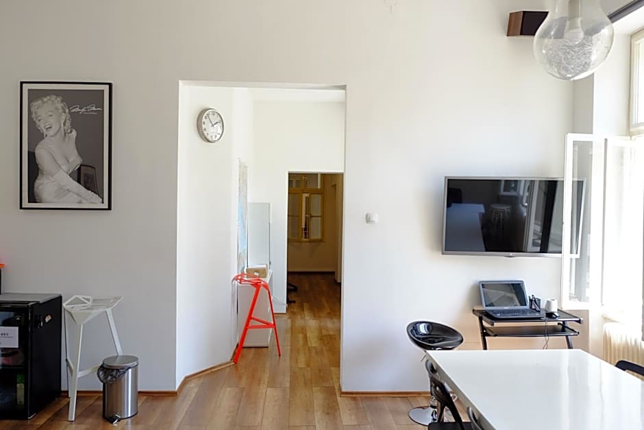 Lovecroatia Zagreb-'Paxnest' HOSTEL, No party! Cozy and quiet! Separated Men and women's rooms! Indoor shoes provided!