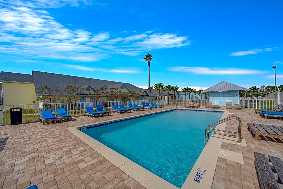 Travelodge by Wyndham Panama City Beach / Beachfront