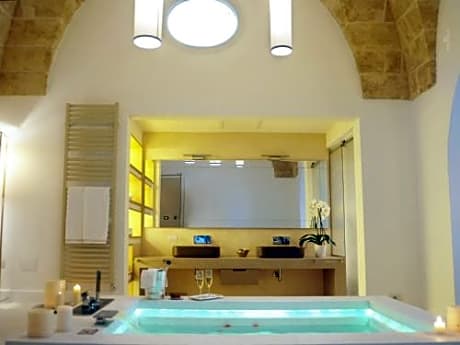 Deluxe Suite with Spa Bath