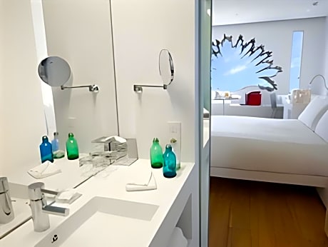 Sky Suite, Larger Suite, 1 King,  City view, Terrace