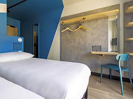 Standard Room with Two Single Beds and Balcony