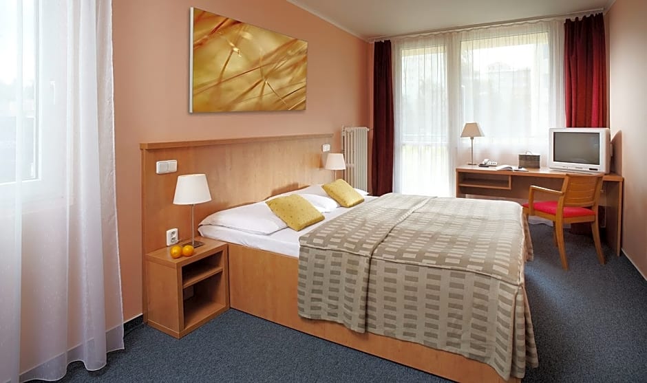 Hotel Fortuna West, Prague, Czech Republic. Rates from CZK452.