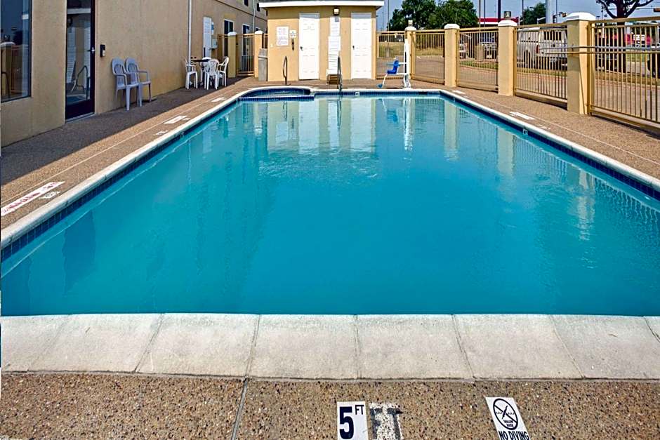 Days Inn by Wyndham Dallas Garland West