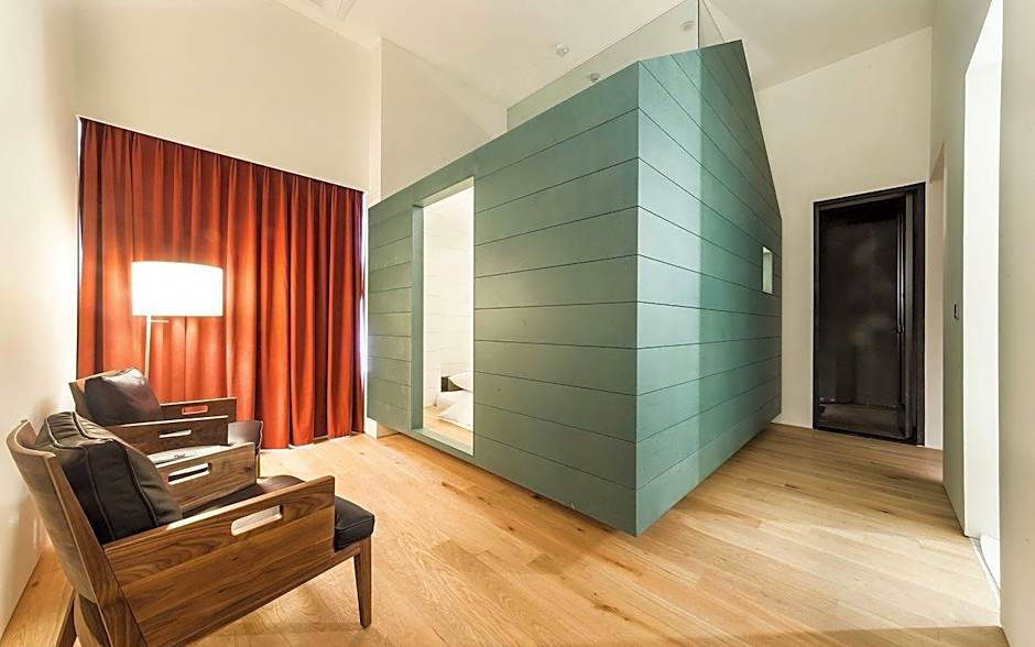 HOTEL498