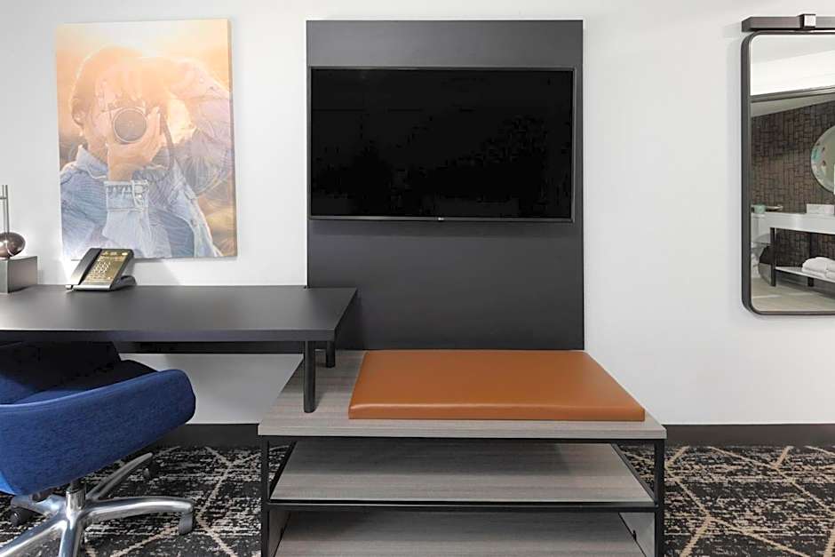 La Quinta Inn & Suites by Wyndham Houston Bush Iah South