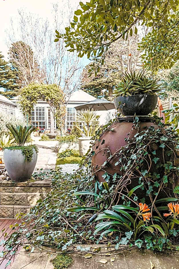 Edge17 Waterfront Apartment, plus Cottage with Garden View - Port Fairy