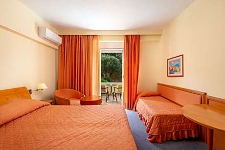 Triple Room with Garden View