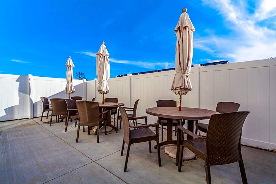 Cobblestone Inn & Suites - Holdrege