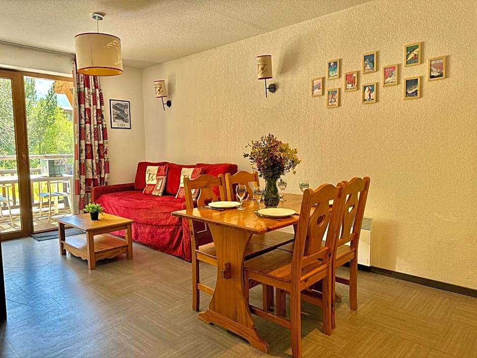 Appartement Vars sur les pistes de ski avec piscine