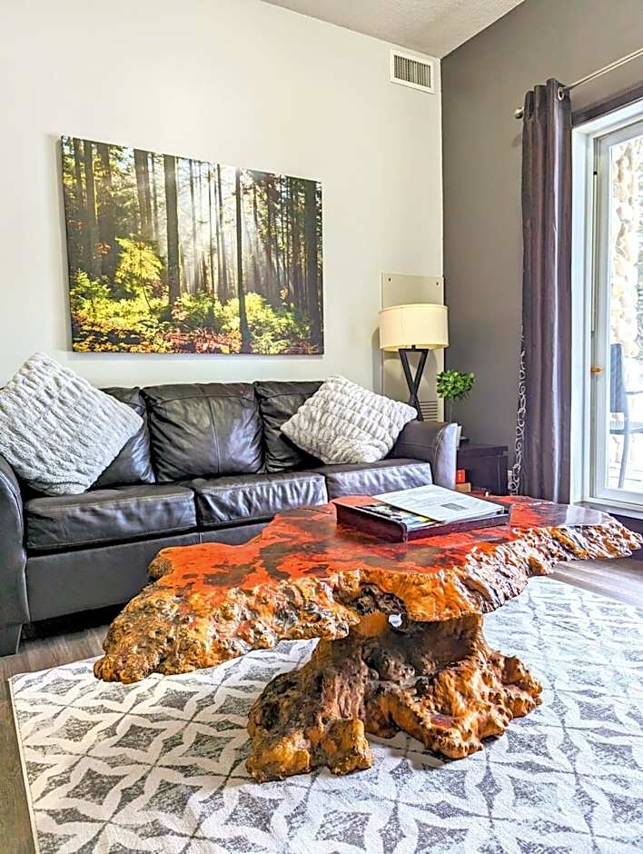 Canmore Mountain Retreat. Hot Tub, Pool, King Bed!