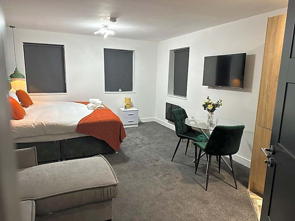 Studio & 1 Bedroom Apartments - PE1 - Contractor Friendly - Free Parking - Sofa Beds - Sky TV - Full Kitchen - Washer Dryer - WiFi