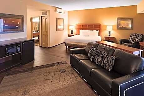 Deluxe King Suite - Non-Smoking