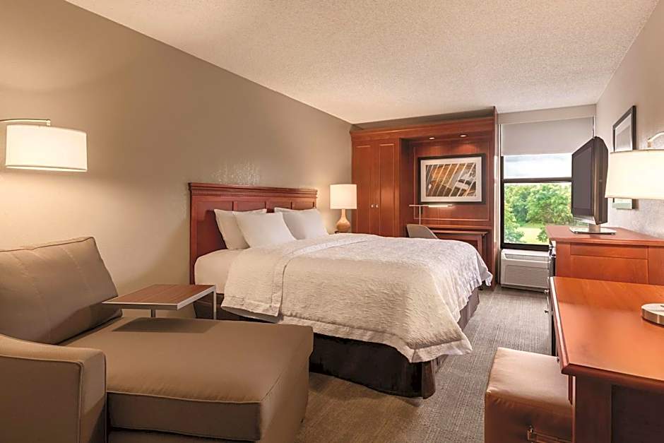 Hampton Inn By Hilton Des Moines Airport