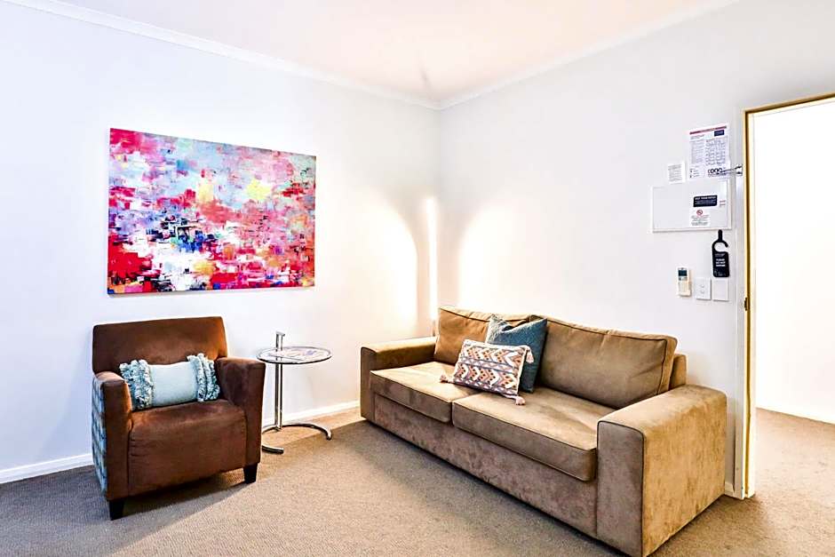 Indulge Apartments - Ontario