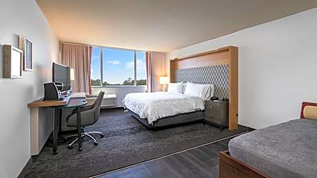 King Room with Roll-Away Bed - Non-Smoking