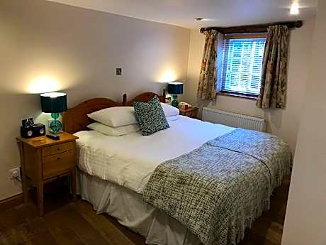 Double or Twin-Standard-Ensuite with Shower-Courtyard view-Ground Floor