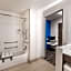 Holiday Inn Express and Suites Lake Havasu London Bridge By IHG