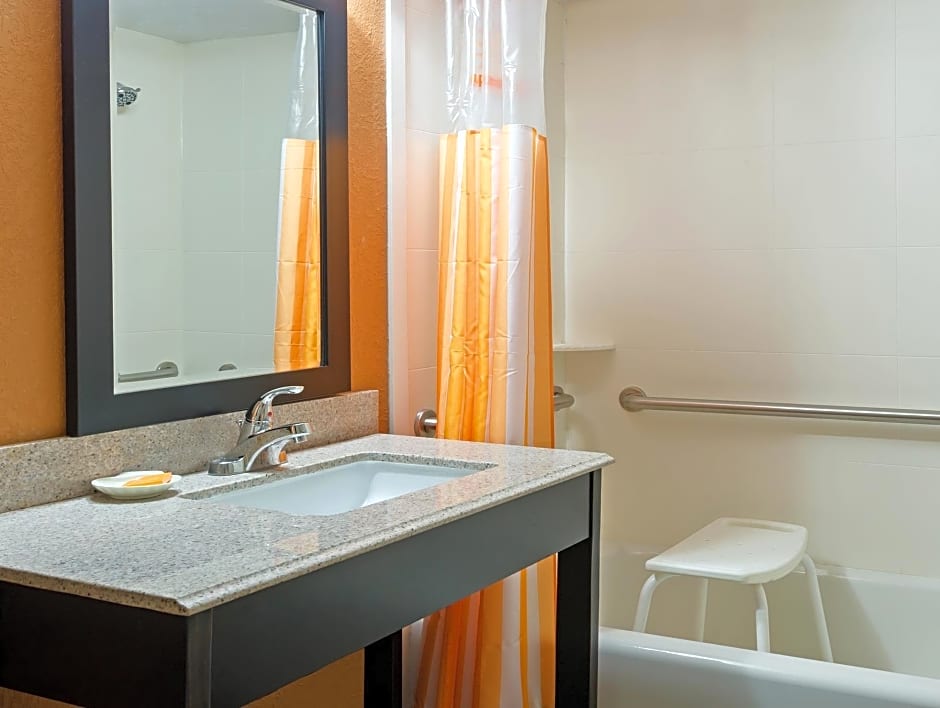 La Quinta Inn & Suites by Wyndham Tampa North