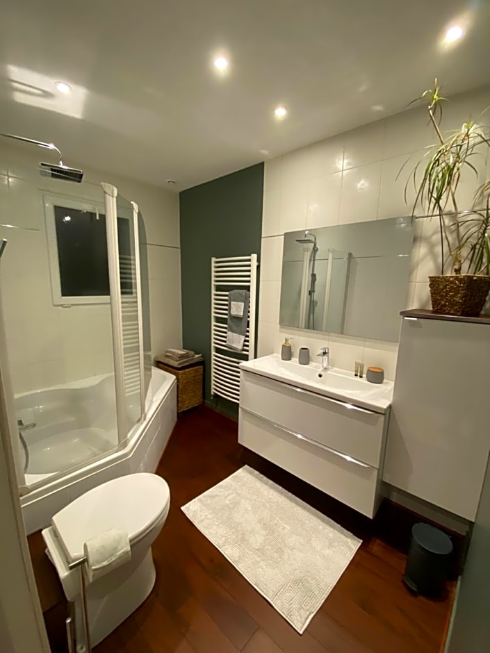 Chambre avec salle de bain privée de la Canopée de Mios