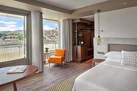 Corner Studio Suite with M Club Lounge Access