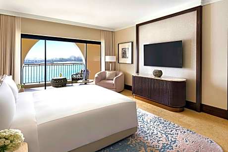 Ritz-Carlton Suite, Club lounge access, 1 Bedroom Larger Suite, 1 King, Main Building, Balcony