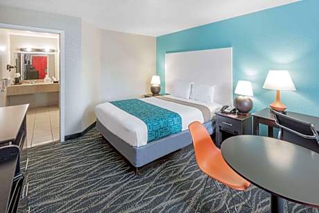 Howard Johnson by Wyndham Houston Hobby Airport