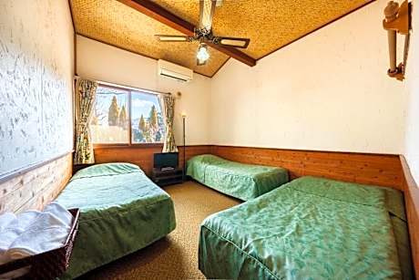 Budget Twin Room with Shared Bathroom