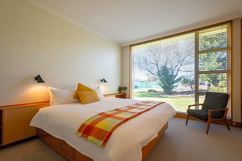 Riverfront Motel & Villas