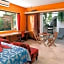 Villa Kiwi. Huge Pool, Steps To Town n Beach. 6 plus BRM 7.5 BTH 3 KCN