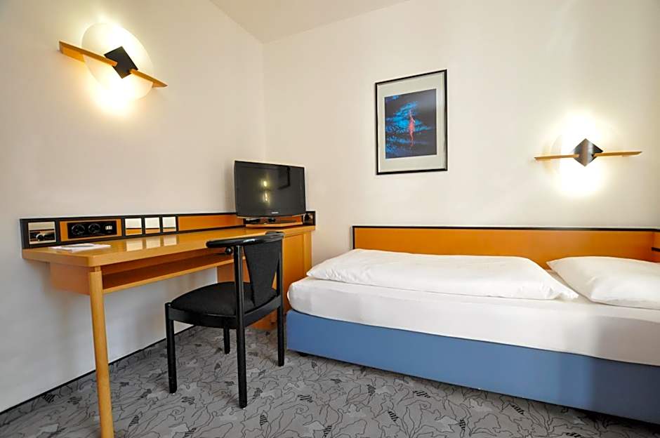 Villa Waldperlach by Blattl