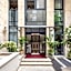 Queen'S Court Hotel & Residence