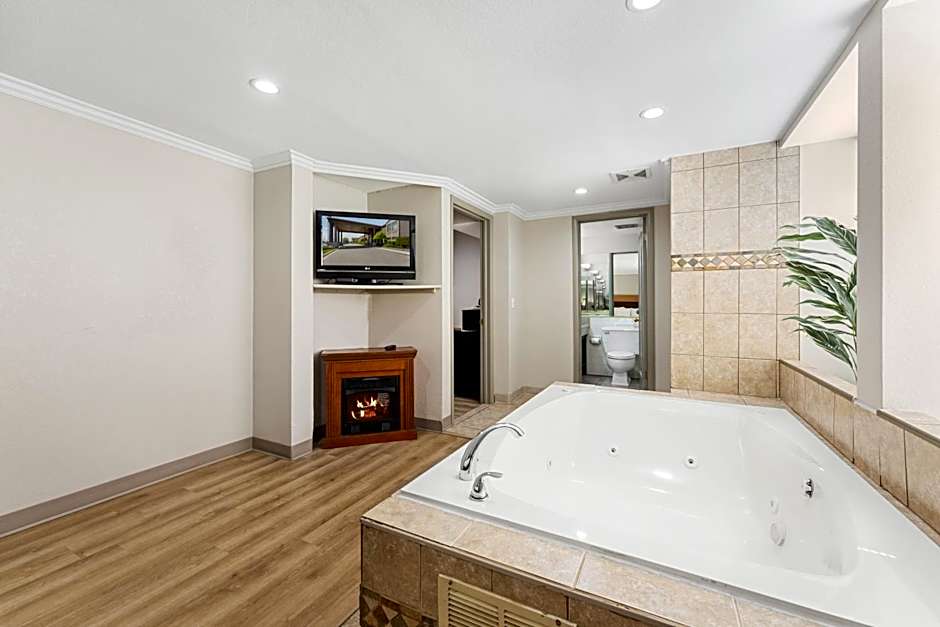 Days Inn & Suites by Wyndham Roseville/Detroit Area