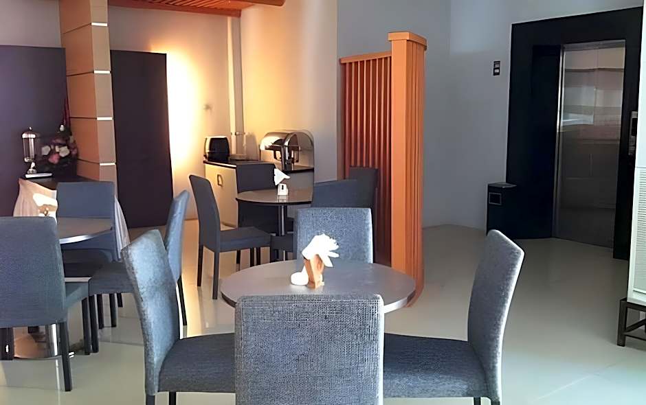 RedDoorz Plus near Hotel Benua Kendari