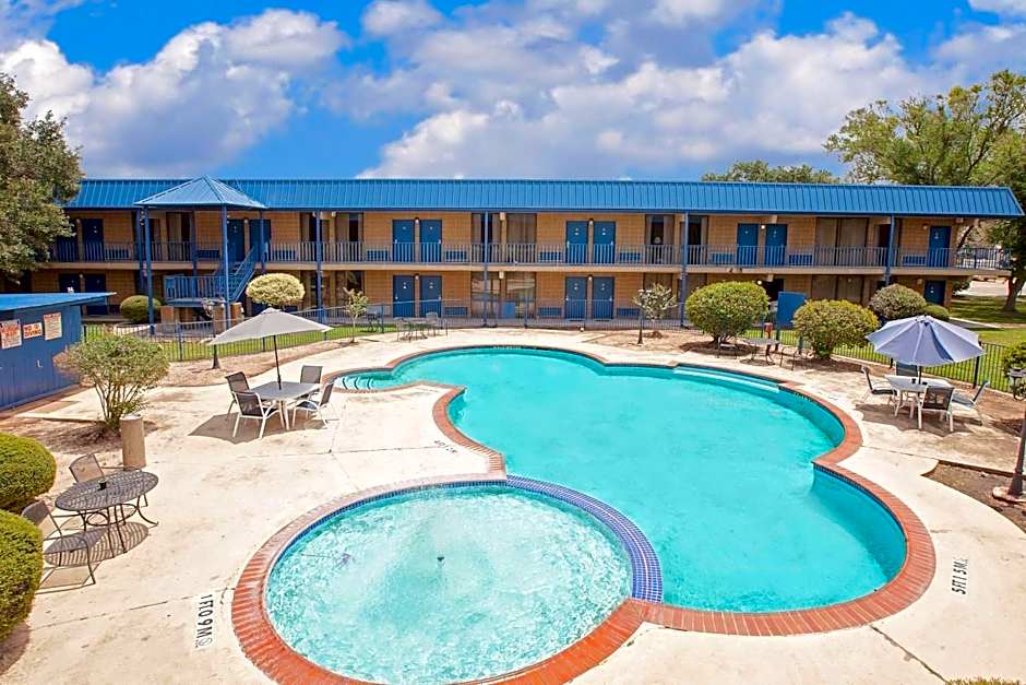 Days Inn by Wyndham Bay City