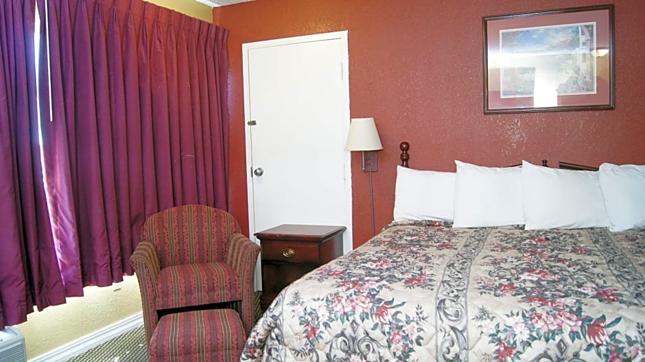 Holiday Lodge & Suites