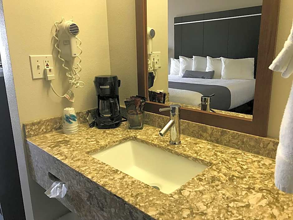 Ten Pin Inn & Suites