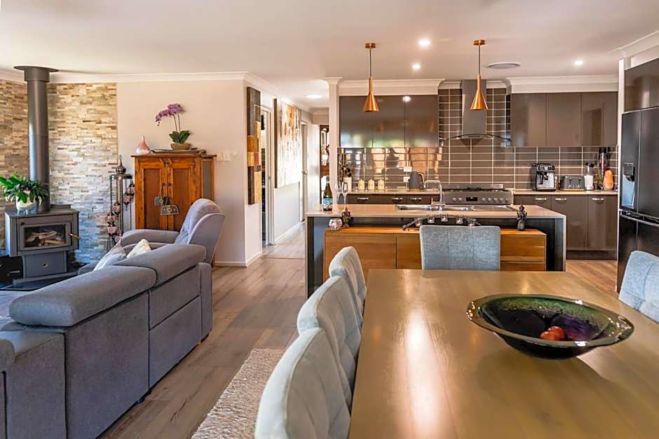 Entertainer's Paradise! Child =& pet friendly Pool spa, movie room - close to Australia Zoo