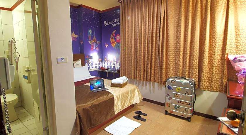 Golden Swallow Hotel