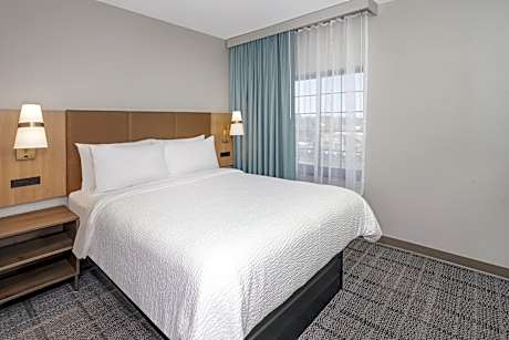 1 Queen One Bedroom Suite