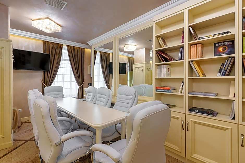 Residence City Garden - Certificate of Excellence Top 10 BEST Five-Stars City Hotels for 2024 awarded by HTIF