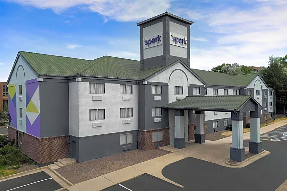 Spark by Hilton Lakewood Denver Southwest