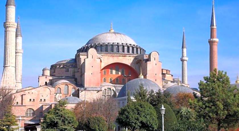 DELUXE NEWPORT HOTEL